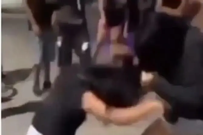 Chamacas se agarran de las greñas y ¡Patadón en la feis!, en la colonia Carranza 